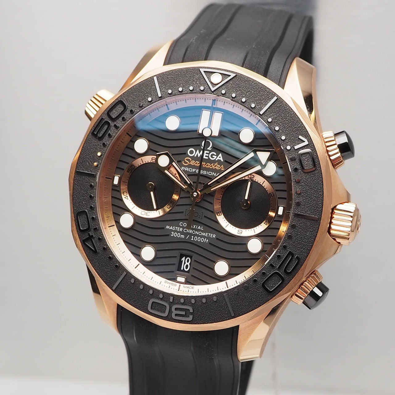 Omega Seamaster Diver Chronograph 300M 44 mm, 18k Gold mit Kautschukband,210.62.44.51.01.001 B&P NE